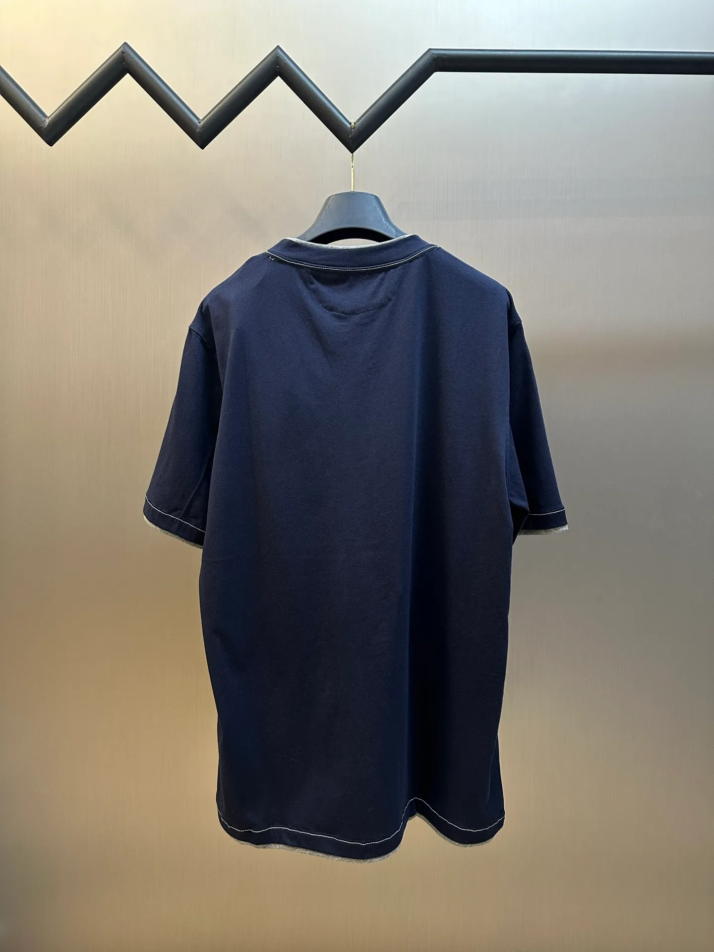 Bc Embroidered Badge Stacked Short Sleeves Made of custom-made densely woven plain organic cotton fabric, the round neck is decorated with sharp triangular language, visually extending the neck line, and the iconic Solomeo badge is embellished on the chest, making it highly recognizable. Contrasting color inlays create a layered effect, and the illusion aesthetic of two pieces gives rise to a sense of high-end and endless imagination between similarity and dissimilarity, and every move is inadvertently exquisite. With glue printing, glue liquid paint is used to print patterns on the fabric, and the fabric is baked to fix the printed pattern. size：s m l xl